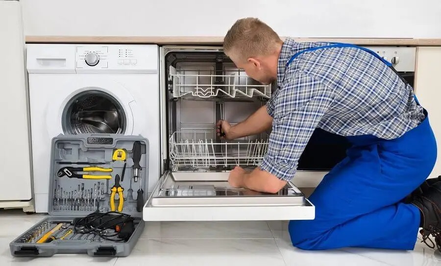 Karamürsel Daikin servisi teknisyen ekibi beyaz eşya tamiri yaparken